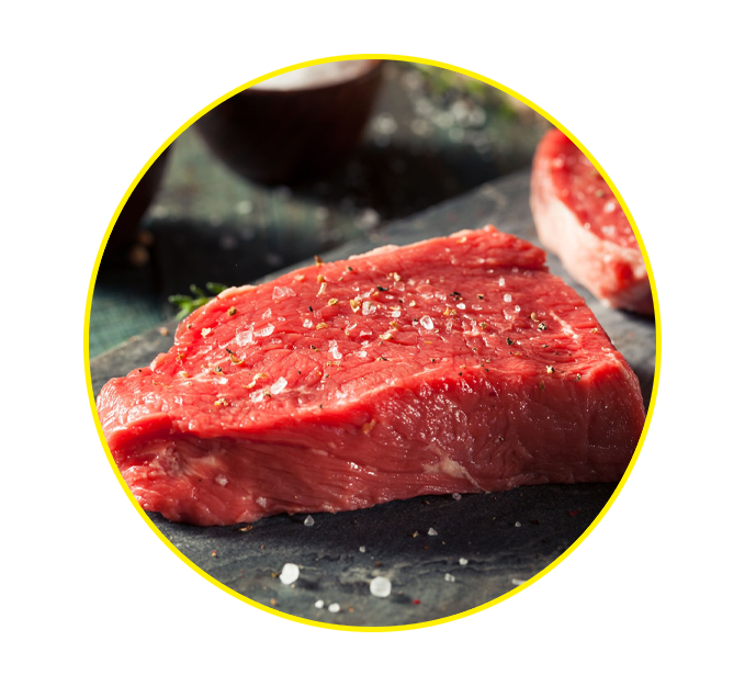 Corte de carne bovina fresca temperado com sal grosso sobre uma tábua de ardósia